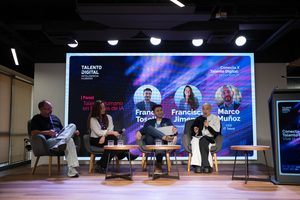 Franco Toselli, Francisca Jiménez y Marco Muñoz participan en un panel sobre talento humano e inteligencia artificial. Conductora, host y moderadora Francisca "Pancha" Sky, con el micrófono.