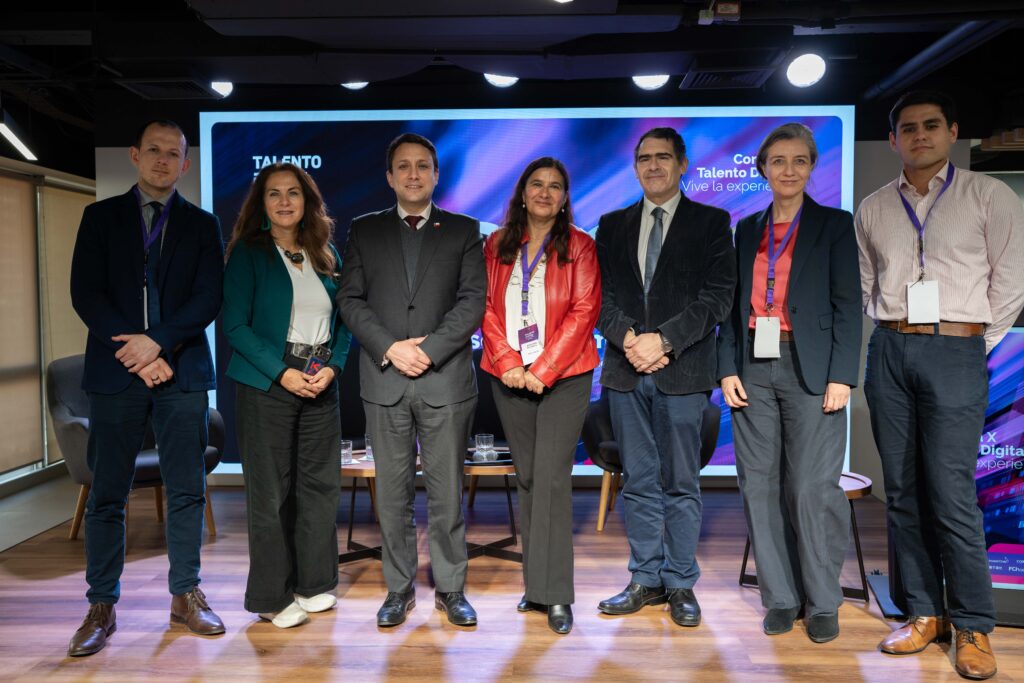Autoridades y representantes de Talento Digital posan durante Conecta X Talento Digital: Vive la experiencIA. De izquierda a derecha: Alexandro Cea, Secretario Ejecutivo de Chile Servicios del Ministerio de Hacienda; Mónica Retamal, Directora Ejecutiva Fundación Kodea; Gustavo Rosende, Subsecretario del Trabajo; Jeannette Escudero, Directora Ejecutiva de Talento Digital; Rodrigo Valdivia, Director de SENCE y Valentina Quiroga, Gerenta de Desarrollo Humano de Fundación Chile.