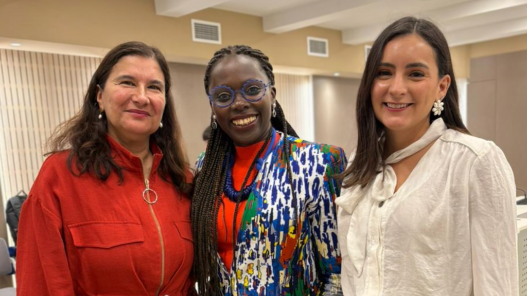 Alianza Talento Digital X iamtheCODE. De izquierda a derecha: Jeannette Escudero, Directora Ejecutiva de Talento Digital; Lady Mariéme Jamme, Fundadora de iamtheCODE; Fernanda Roca, Líder de Nuevos Productos de Talento Digital.